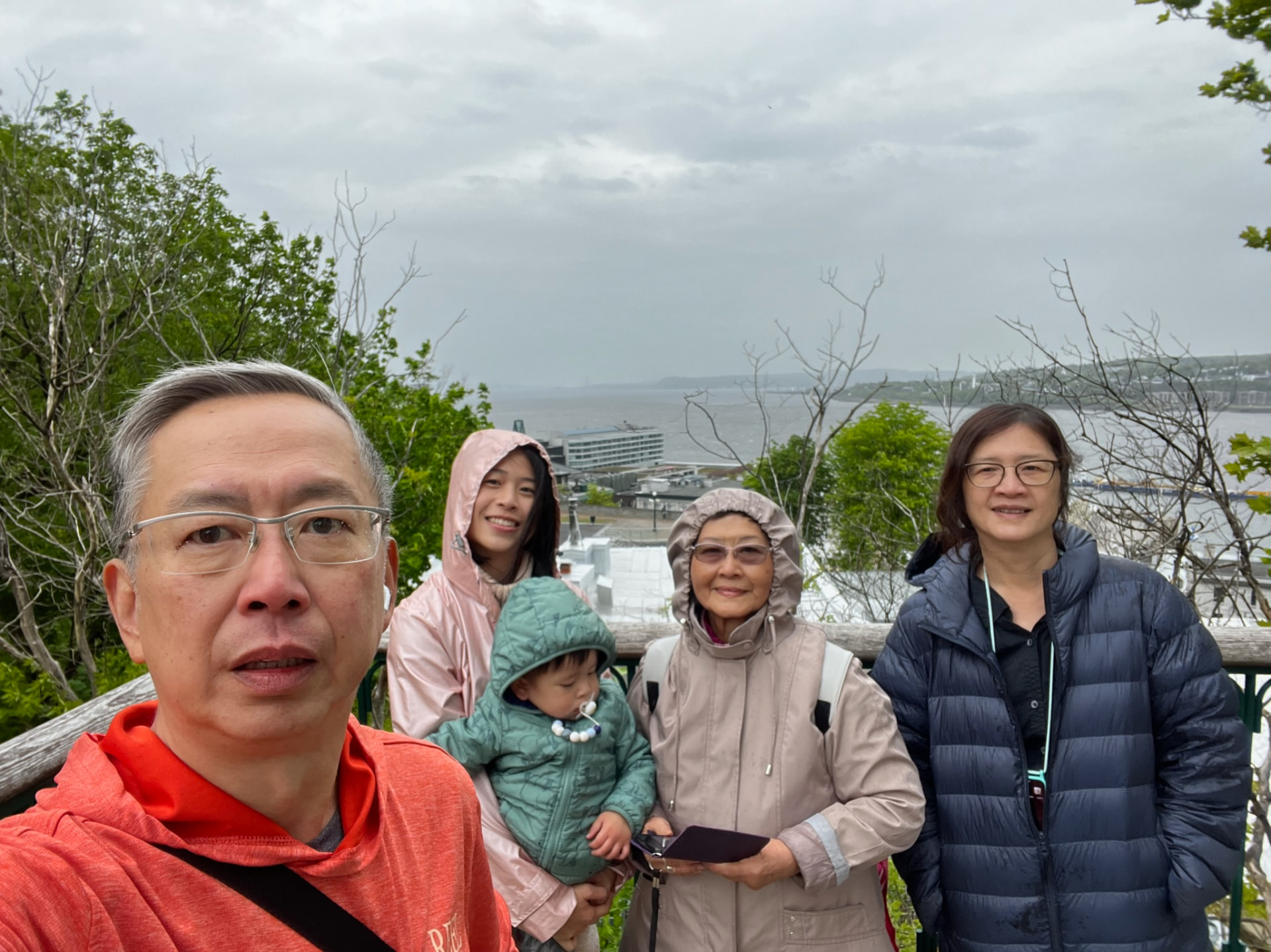 Family portrait at the overlook above Québec City
