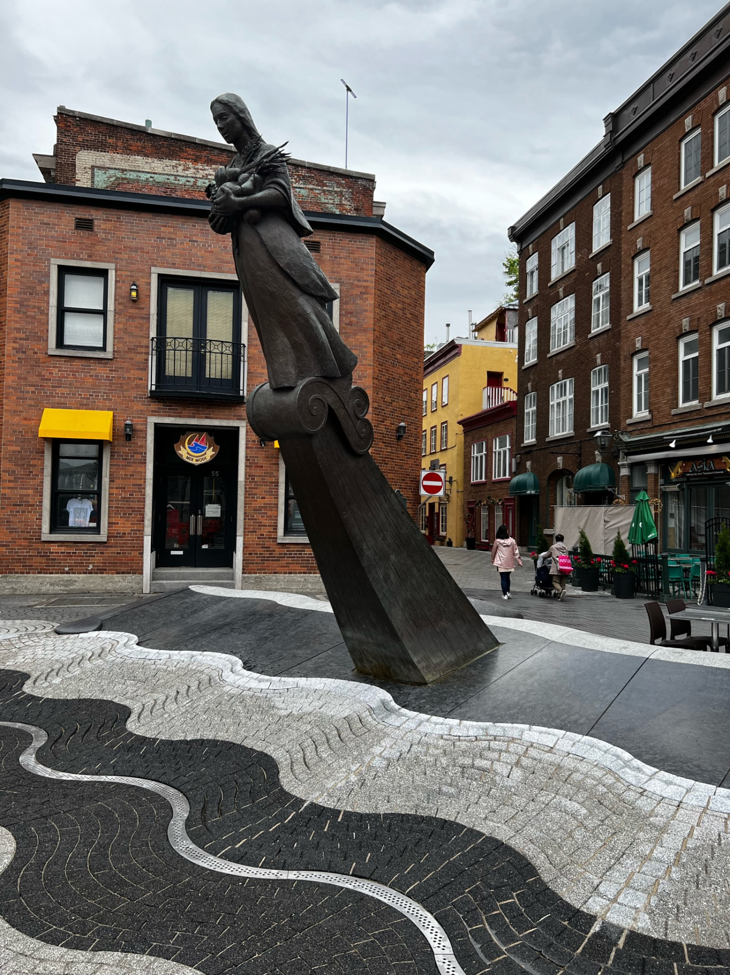 Sculpture in a cobbled square in Québec City