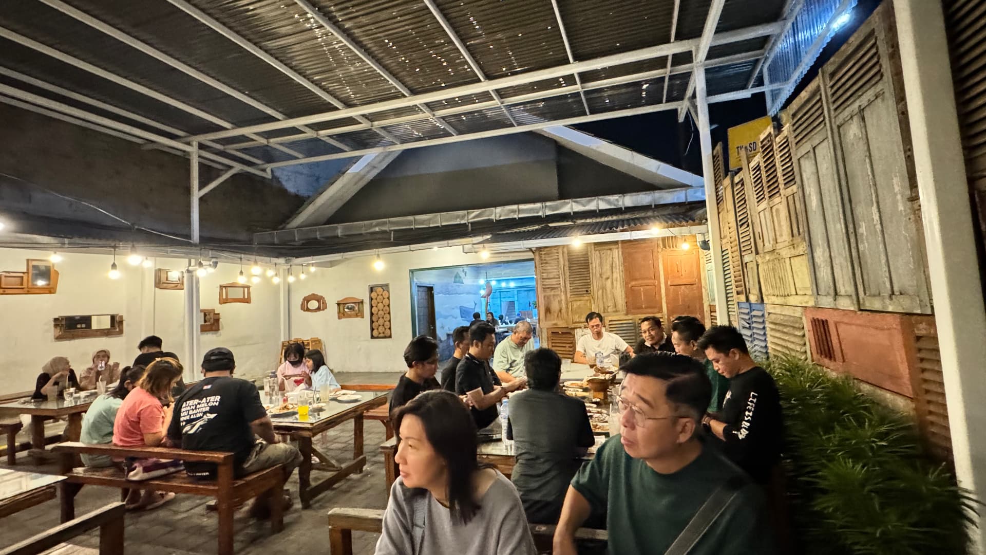Travel companions dining together in Yogyakarta