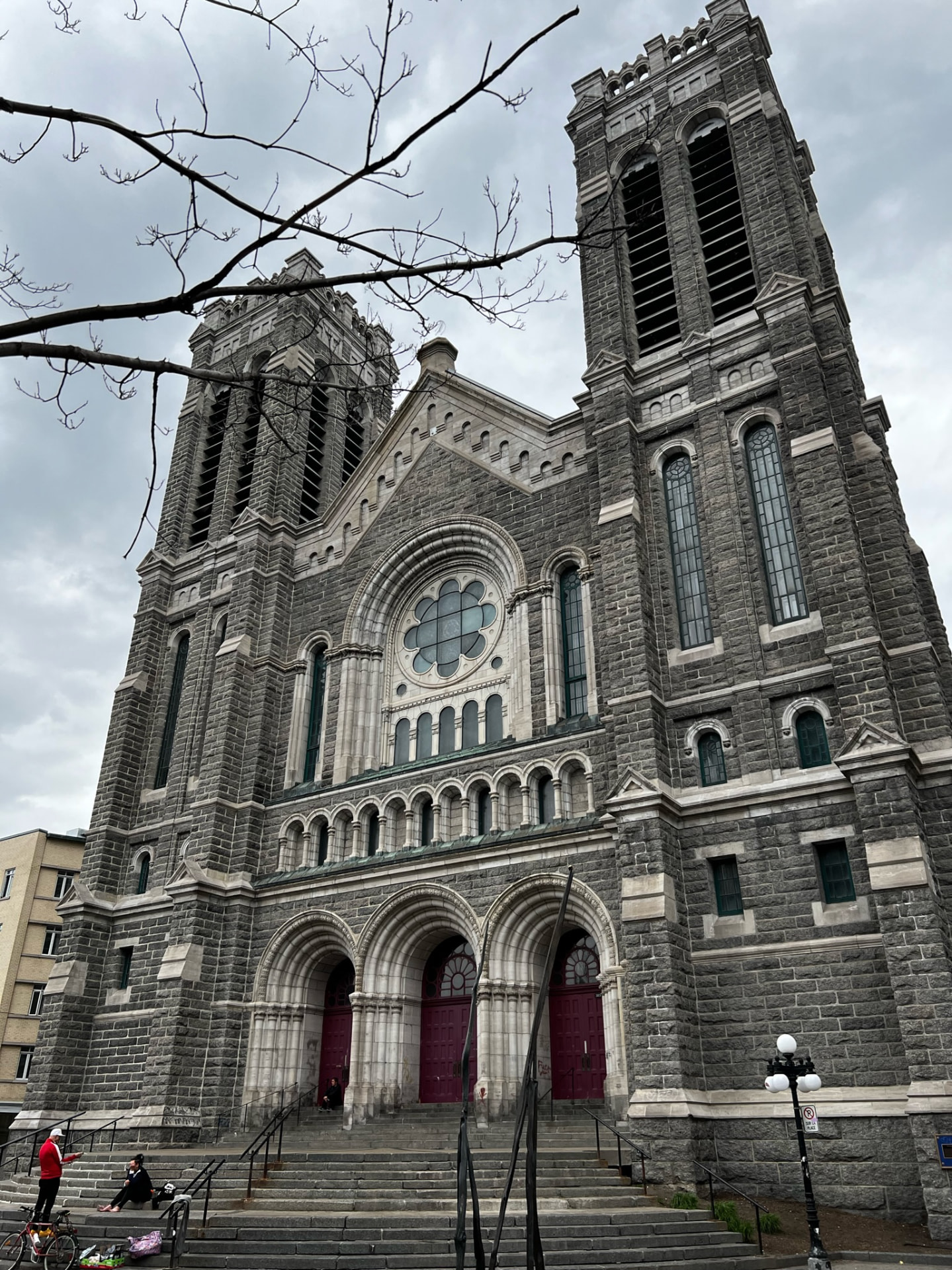 Stone church with twin towers in Québec City