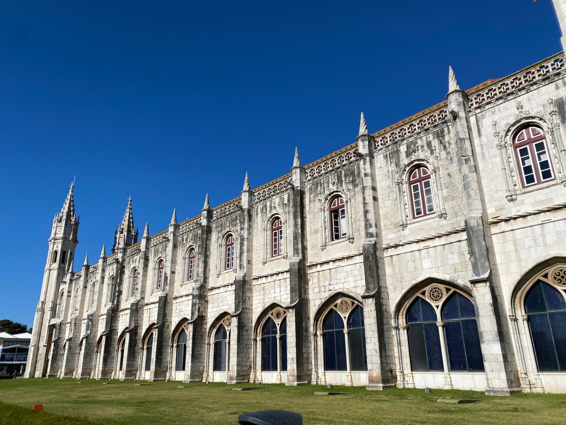 The long arched stone wall of Jerónimos Monastery