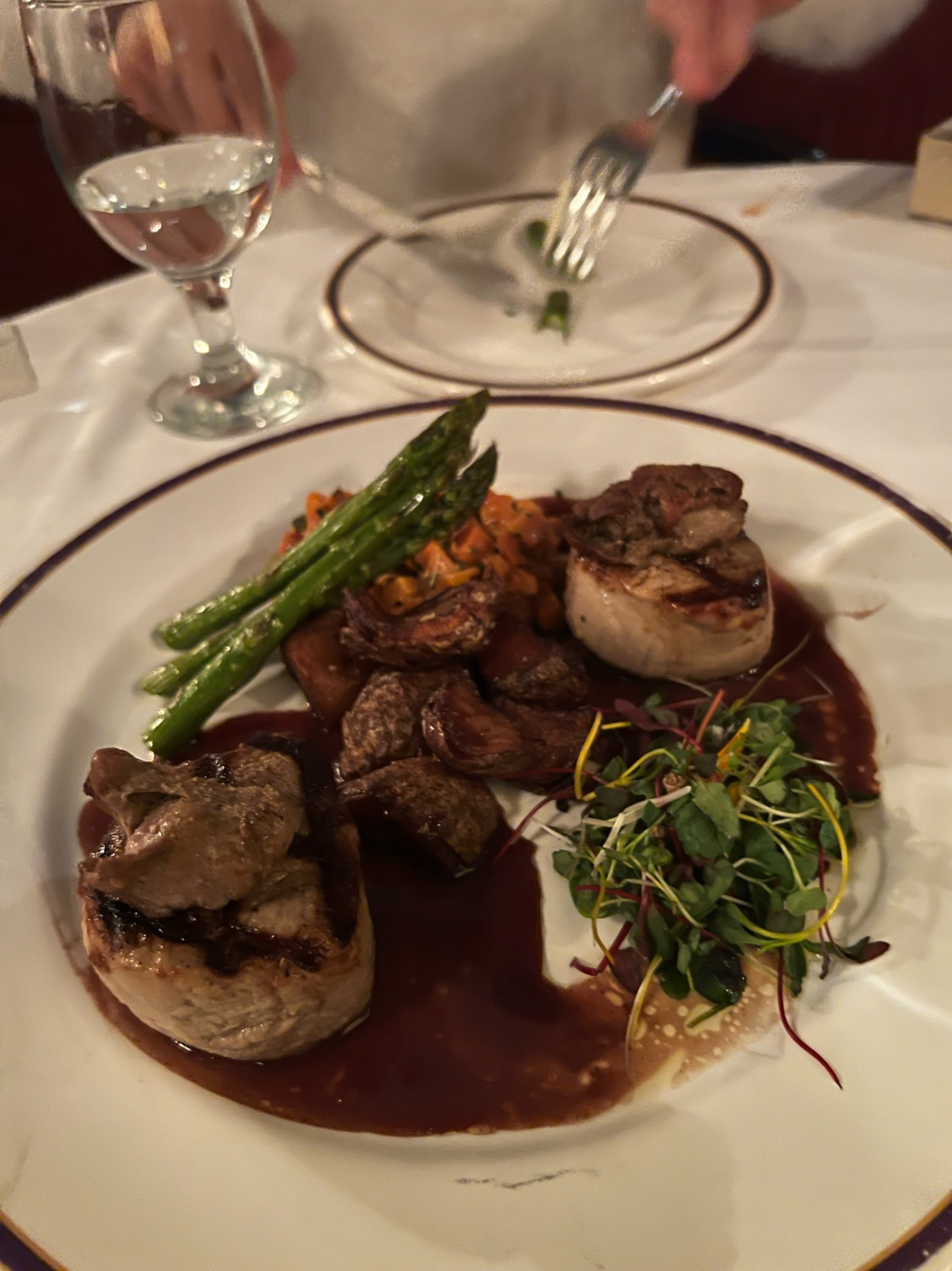 Beef medallions with asparagus and vegetables