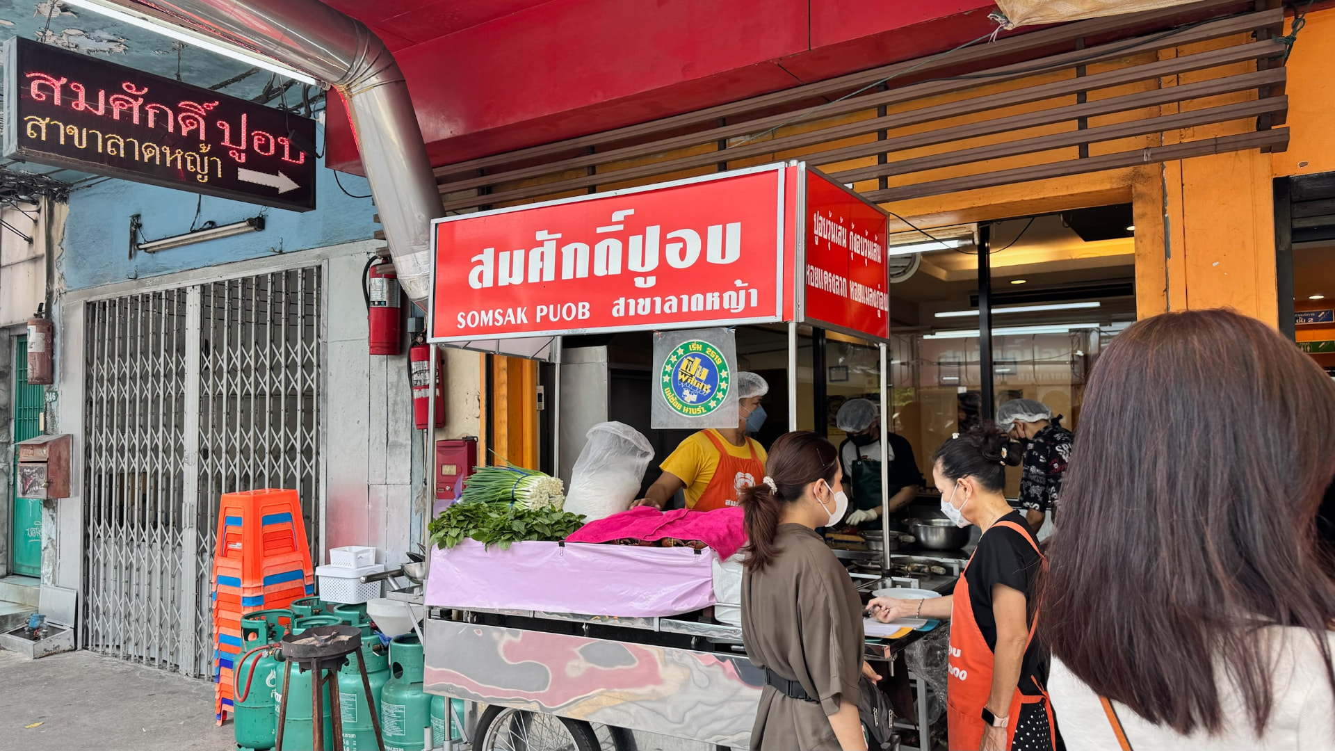 Somsak Pu Ob street-side restaurant in Bangkok