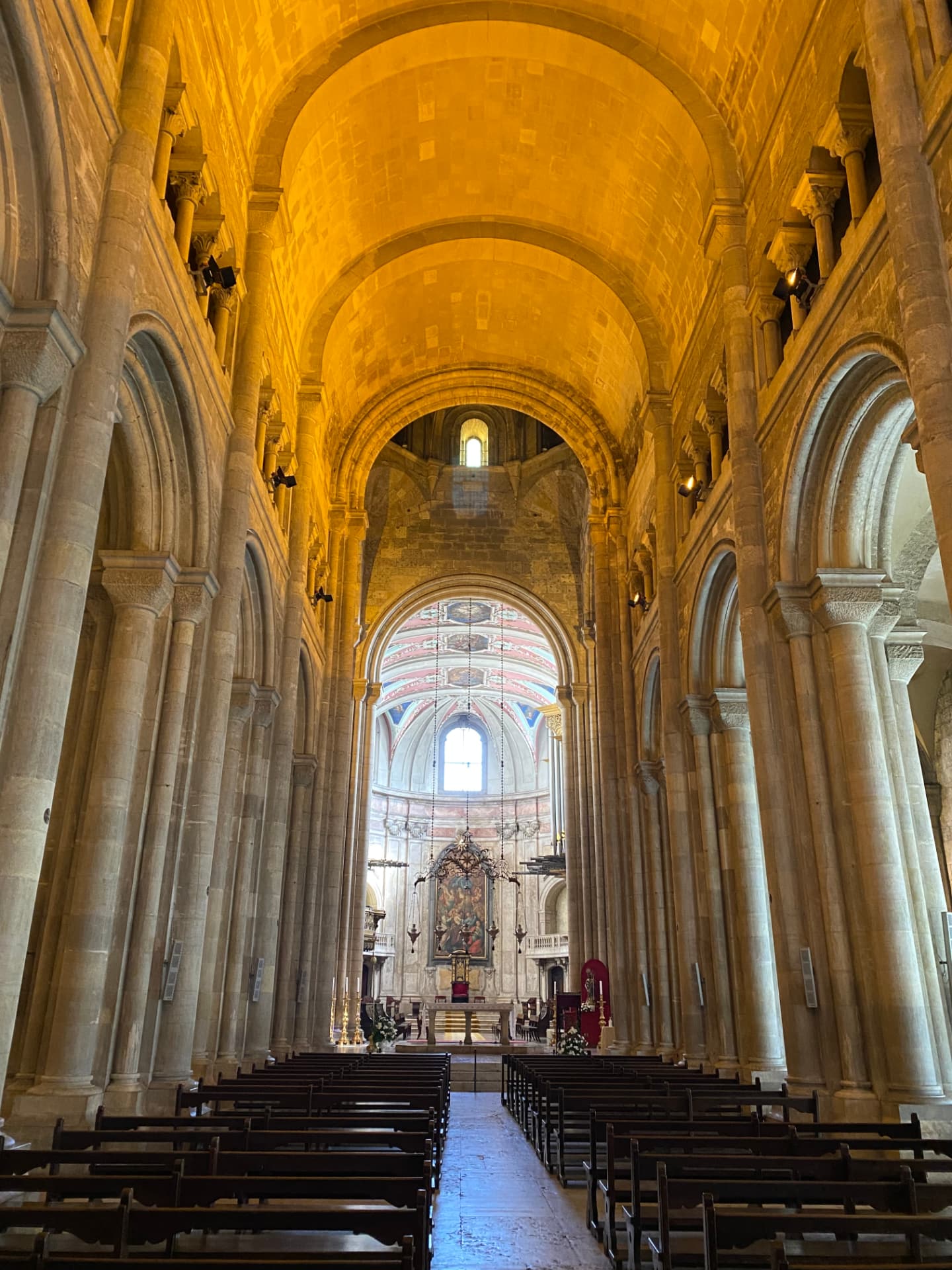 Tall vaulted stone arches inside the nave of Lisbon Cathedral