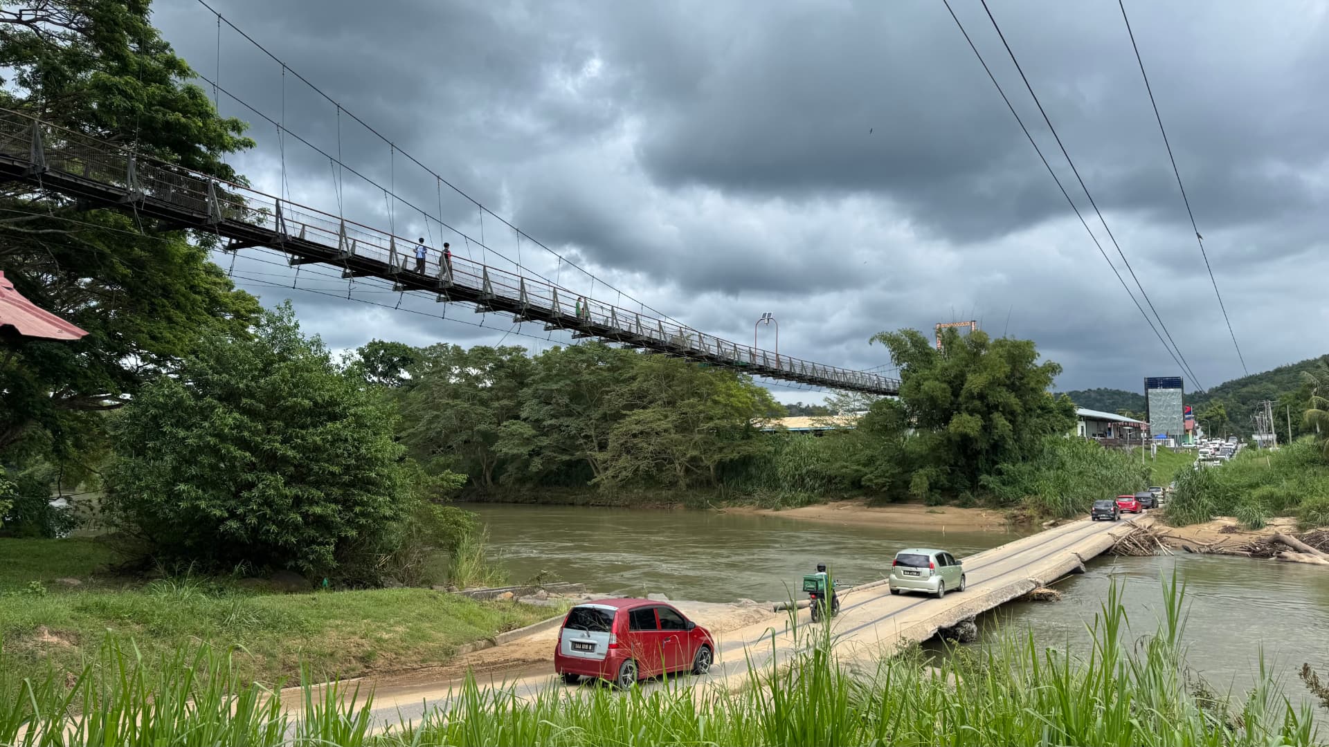 A crossing by the river in Kota Kinabalu, 2025