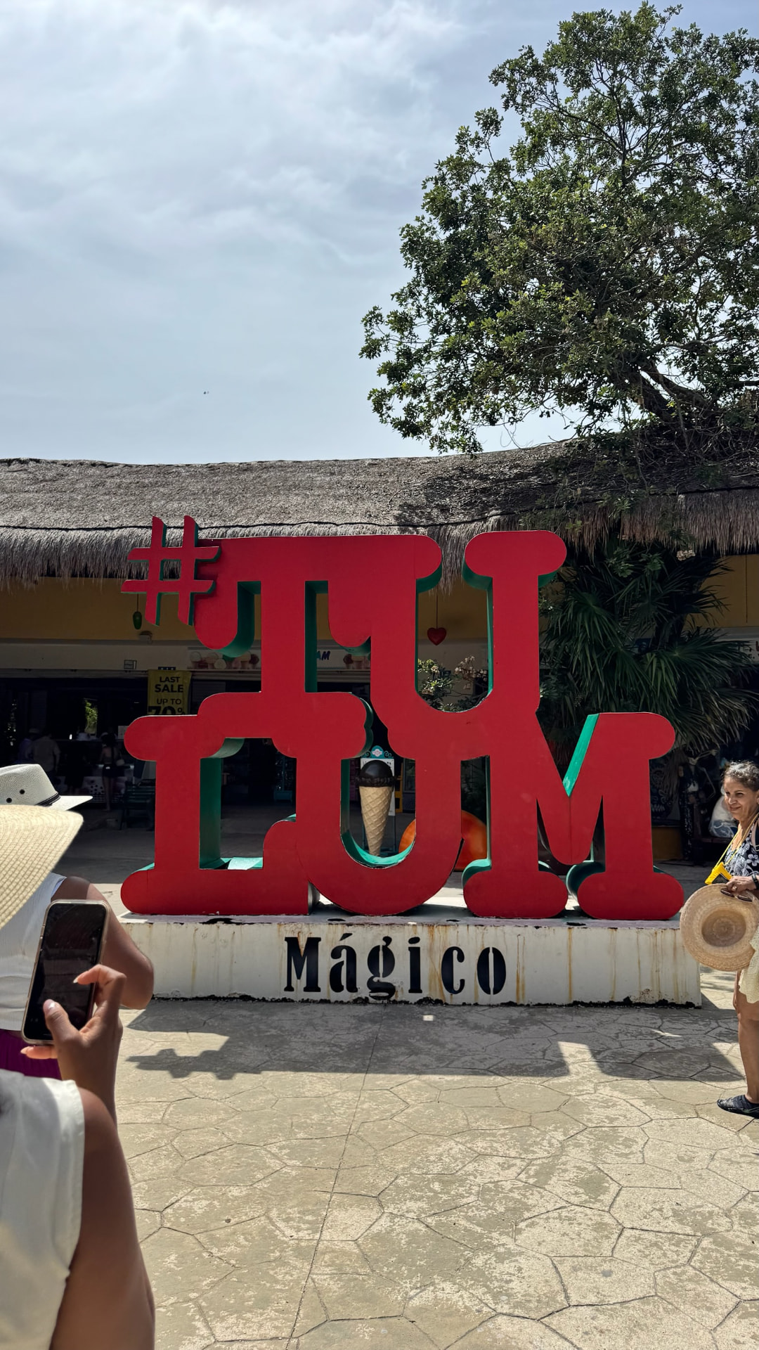 Red Tú y Yo México sign in a busy visitor plaza